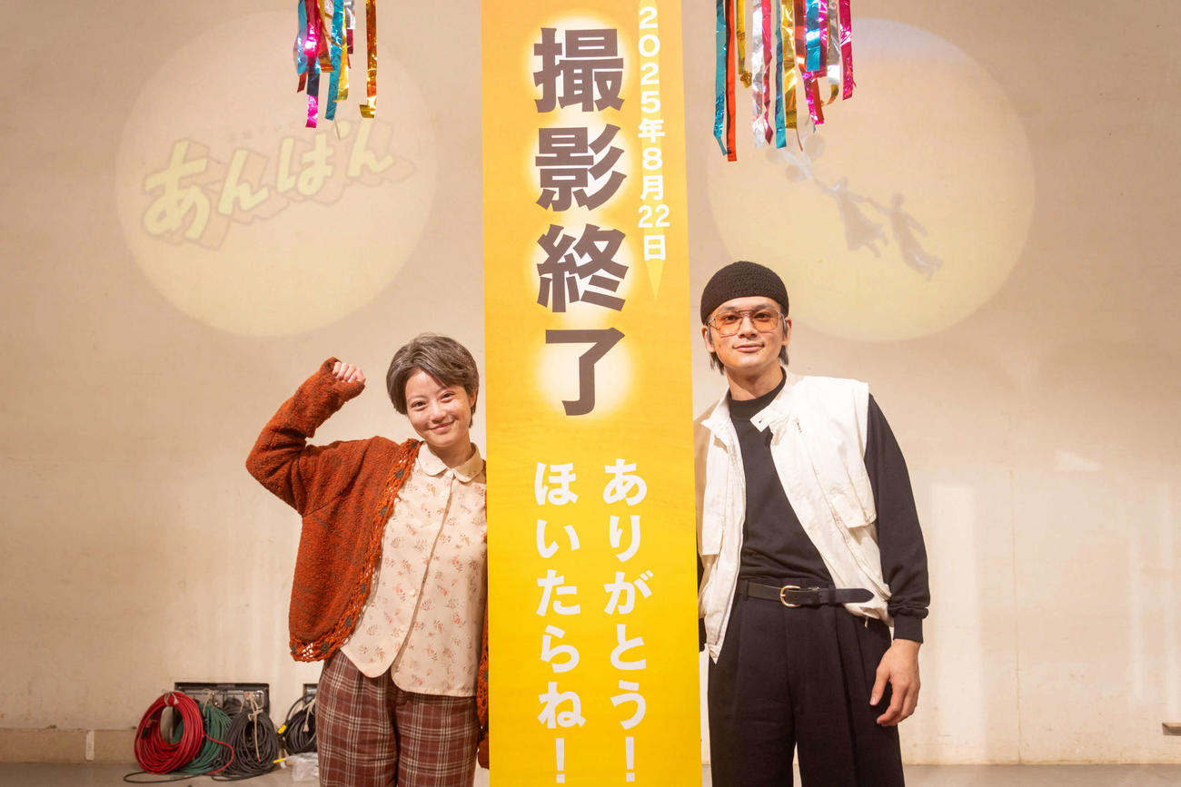 昨年9月の高知ロケから、約1年に及ぶ長丁場収録を終えた今田美桜（左）北村匠海