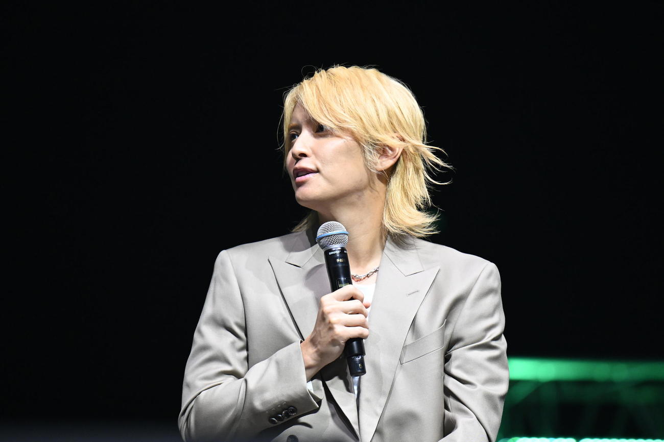 トレードマークの金髪で「VALORANT Challengers Japan 2025 Season Finals」のオープニングに登場した手越祐也（C）2025 Riot Games.Inc.Used With Permission