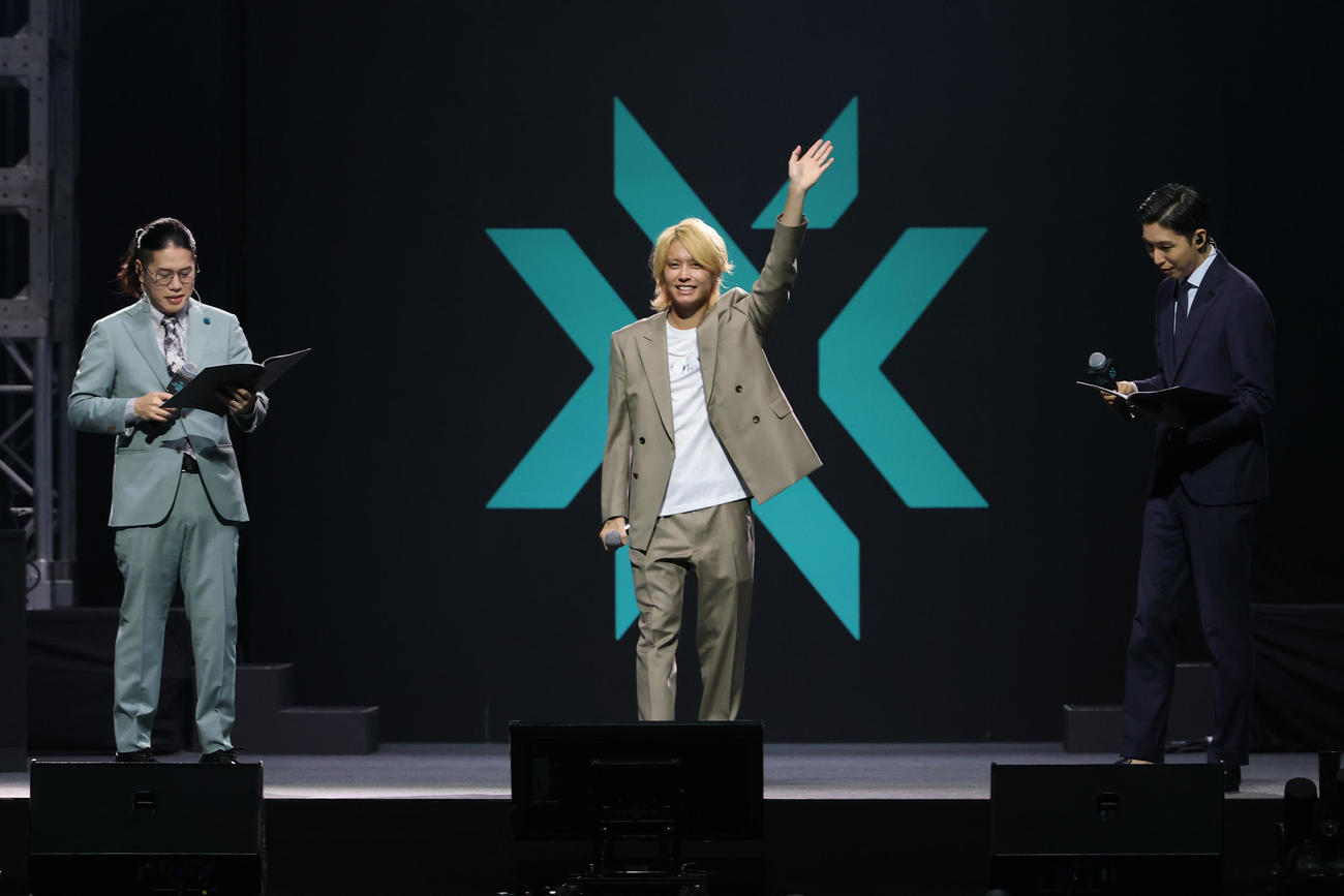 トレードマークの金髪で「VALORANT Challengers Japan 2025 Season Finals」のオープニングに登場した手越祐也（C）2025 Riot Games.Inc.Used With Permission