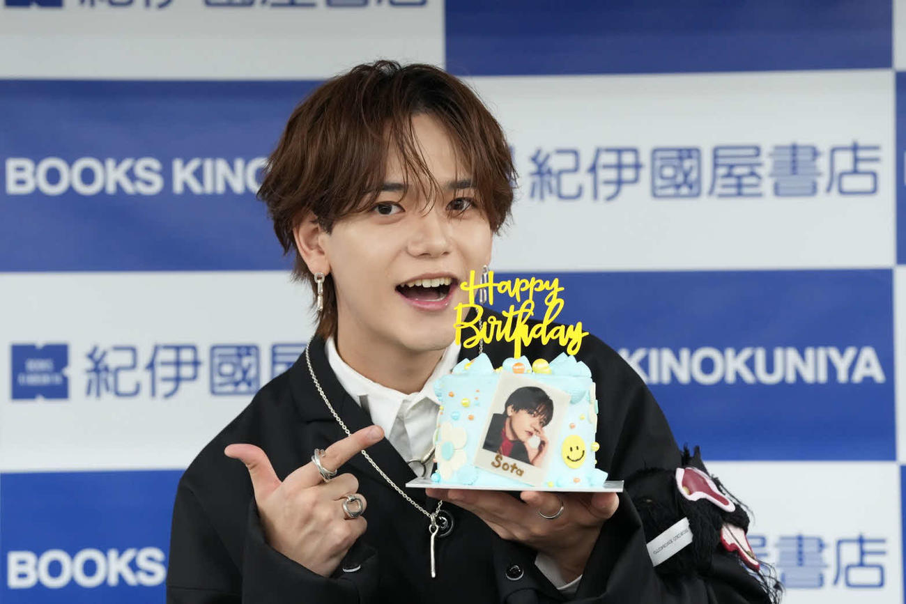 書籍「中島颯太の“なるようになった。”“ええようになった。”COMPLETE BOOK」発売記念イベントで誕生日ケーキを手に喜ぶ中島颯太