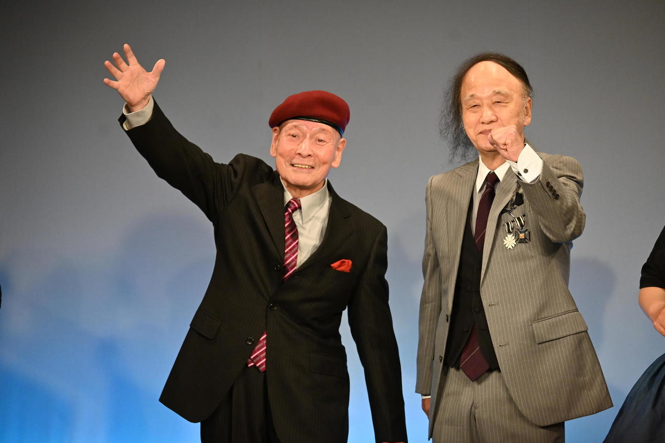 DAIHATSU心斎橋角座で芸歴55周年記念公演「はるかなEXPO55」に出演した海原はるか・かなた（撮影・松浦隆司）