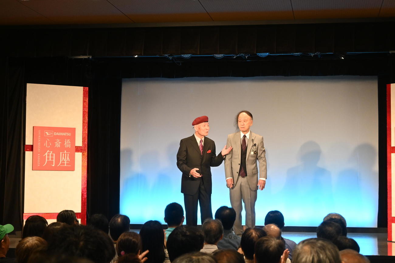 DAIHATSU心斎橋角座で芸歴55周年記念公演「はるかなEXPO55」に出演した海原はるか・かなた（撮影・松浦隆司）
