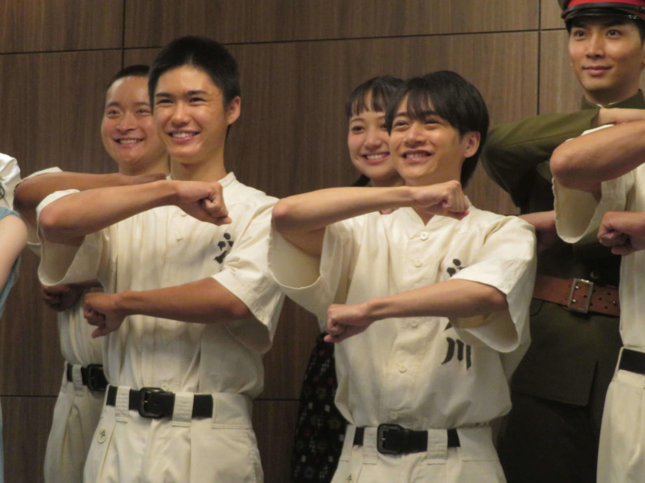 舞台「あの夏、君と出会えて～幻の甲子園で見た景色～」ゲネプロ前の取材会に出席した（後列左から）佐野遥喜、福室莉音、校條拳太朗、（前列左から）岡﨑彪太郎、藤井直樹