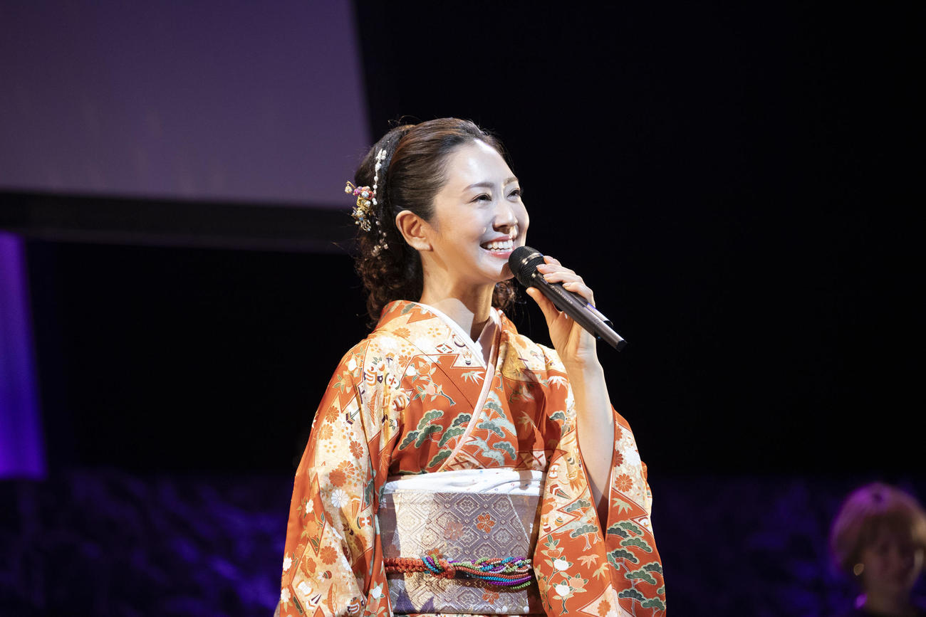 故郷の山形県鶴岡市で、初の単独コンサート「羽山みずきデビュー10周年記念コンサート～夢は今もめぐりて～」を開いた羽山みずき