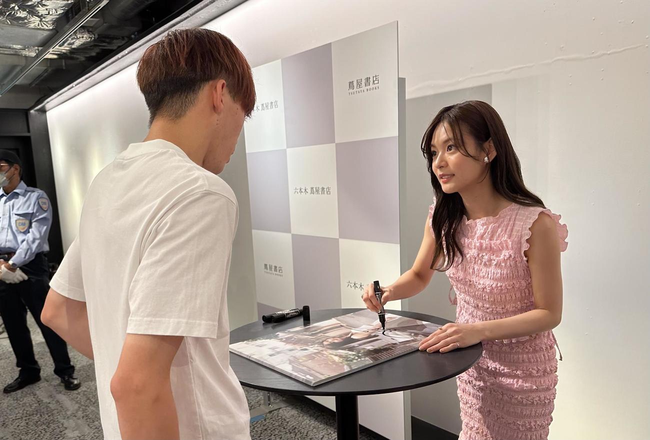 写真集「glimmers」の発売記念イベントを行った永瀬莉子（右）