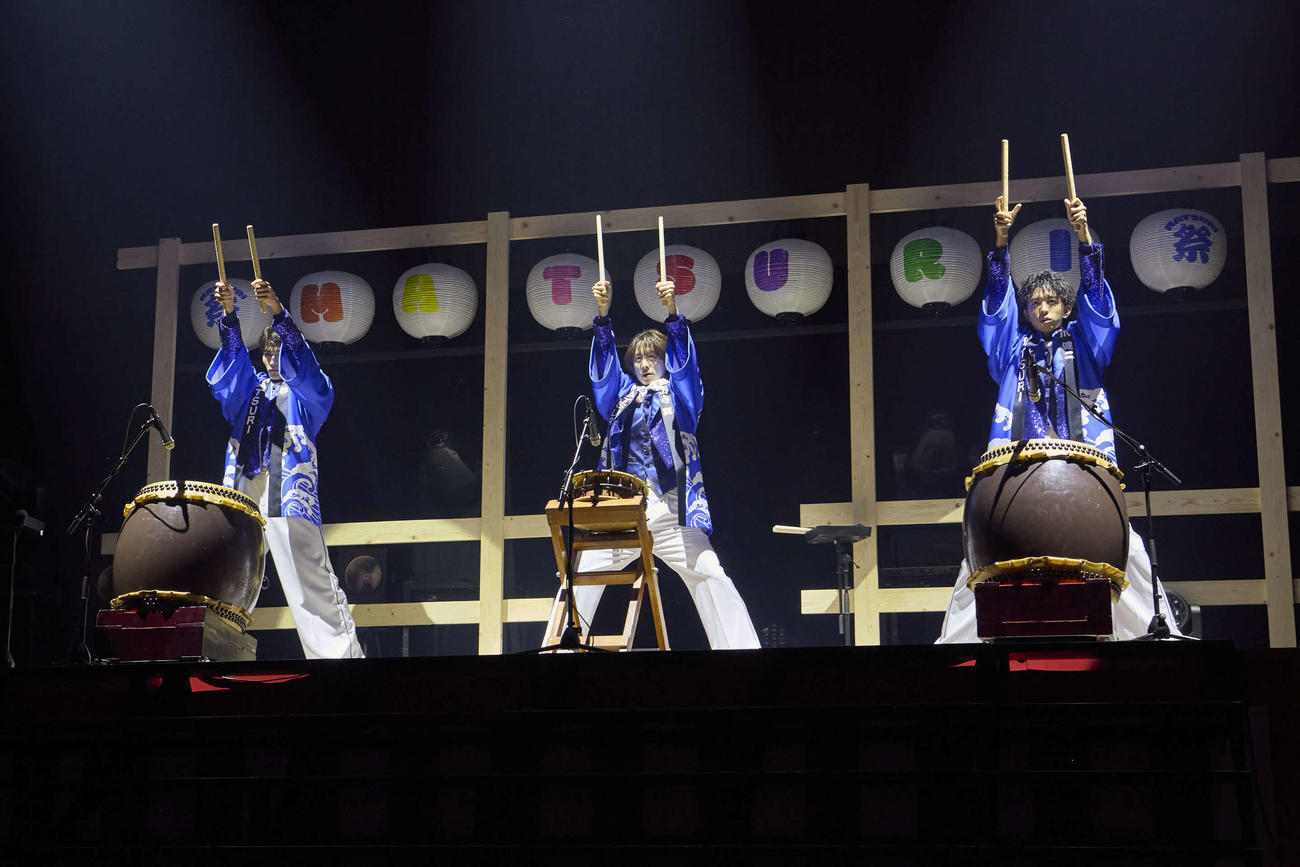 「MATSURI 1st　コンサートツアー　祭　～大千穐楽～」で和太鼓を演奏する、左から鈴木渉、小野寺翼、橋爪健二