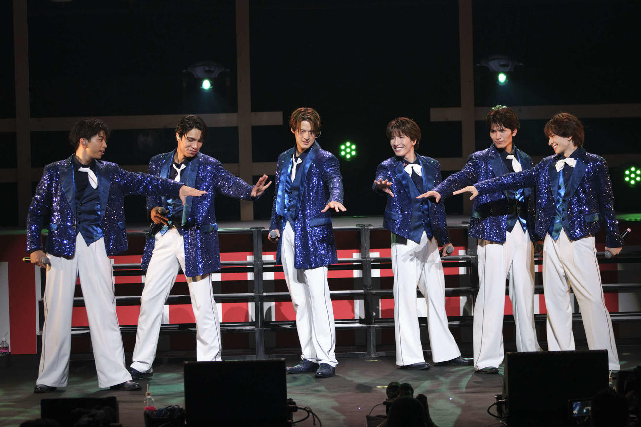 「MATSURI 1st　コンサートツアー　祭　～大千穐楽～」でパフォーマンスするMATSURI。左から橋爪健二、柳田優樹、渡辺真、松岡卓弥、鈴木渉、小野寺翼