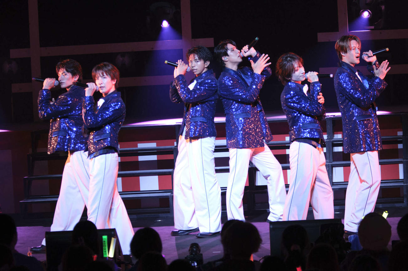 「MATSURI 1st　コンサートツアー　祭　～大千穐楽～」でパフォーマンスするMATSURI。左から鈴木渉、松岡卓弥、橋爪健二、柳田優樹、小野寺翼、渡辺真