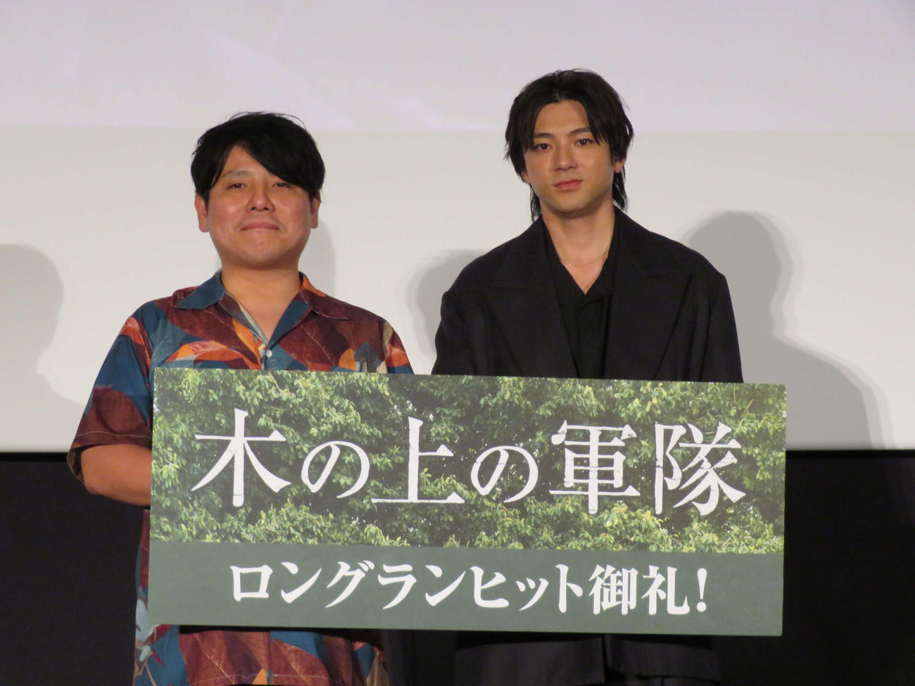 映画「木の上の軍隊」ロングラン御礼Q＆A舞台あいさつに登壇した、平一紘監督（左）と山田裕貴（撮影・村上幸将）