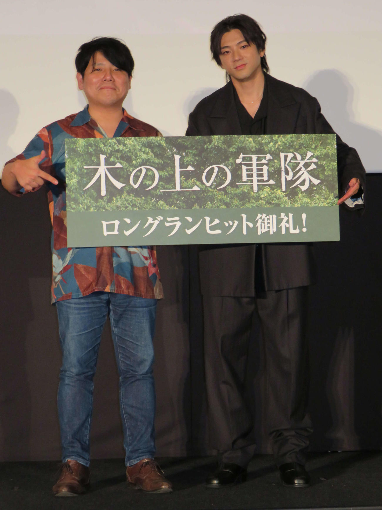 映画「木の上の軍隊」ロングラン御礼Q＆A舞台あいさつに登壇した、平一紘監督（左）と山田裕貴（撮影・村上幸将）