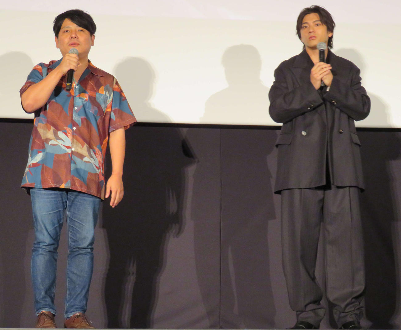 映画「木の上の軍隊」ロングラン御礼Q＆A舞台あいさつに登壇した、平一紘監督（左）と山田裕貴（撮影・村上幸将）