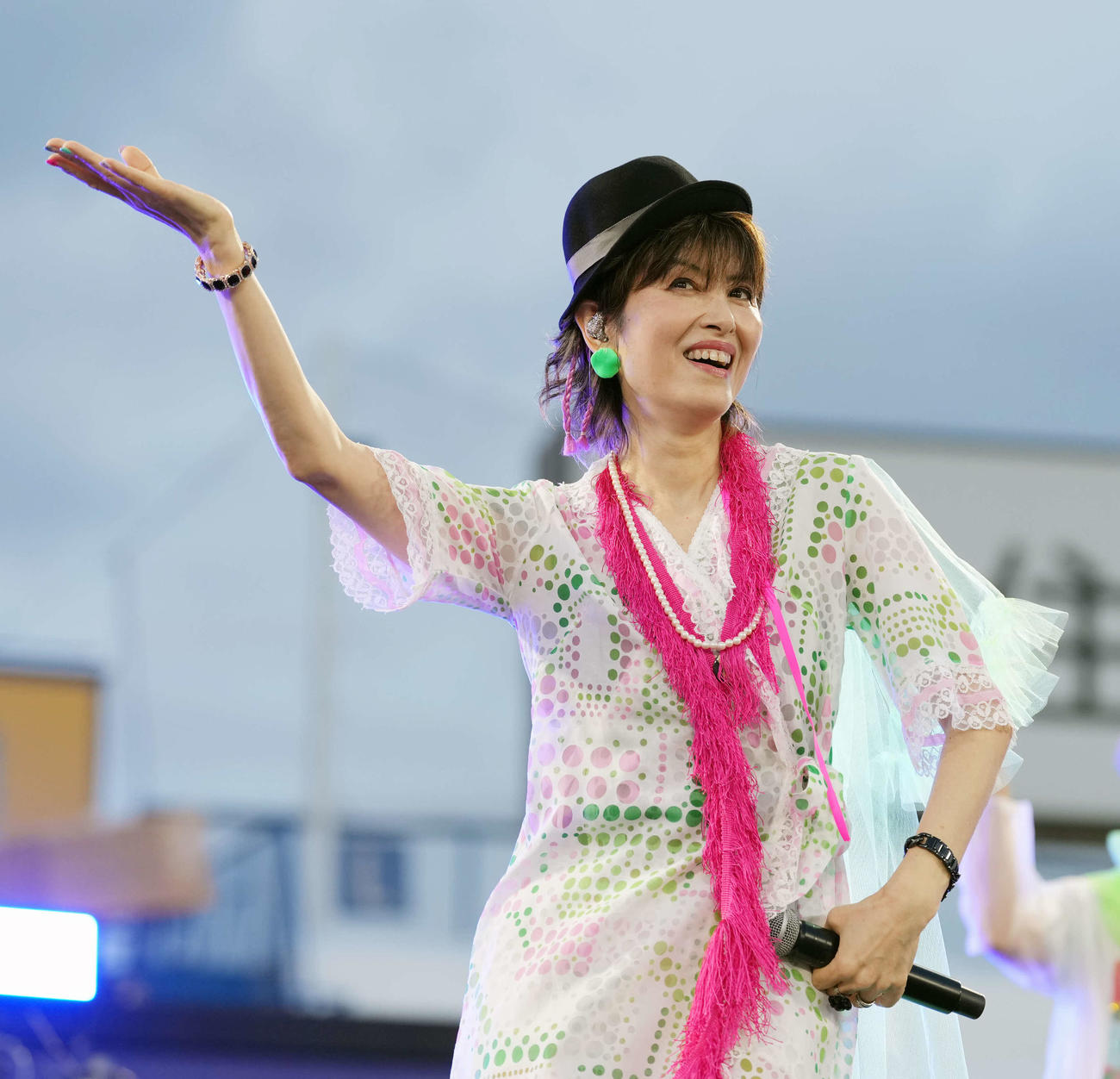 2025神宮外苑花火大会　ライブで熱唱する荻野目洋子（2025年8月16日撮影）