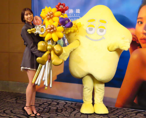ももクロ玉井詩織、初写真集はサイン入りでメンバーに「あーりんからは