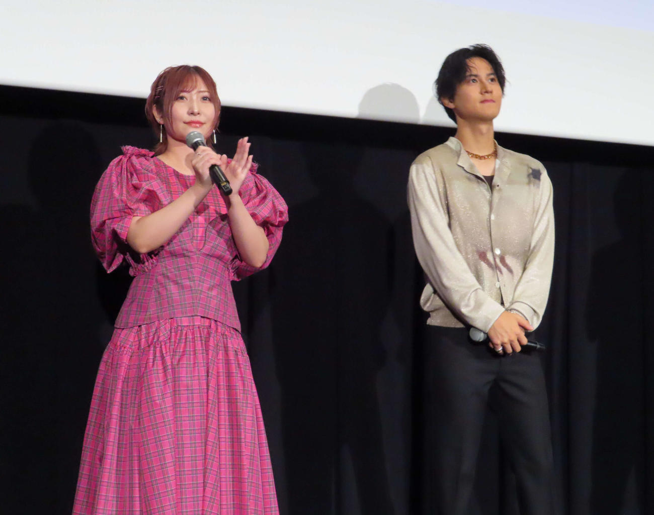 映画「アズワン／ASONE」の舞台あいさつに登壇した白石晴香（左）と武内駿輔（右）（撮影・寺本吏輝）