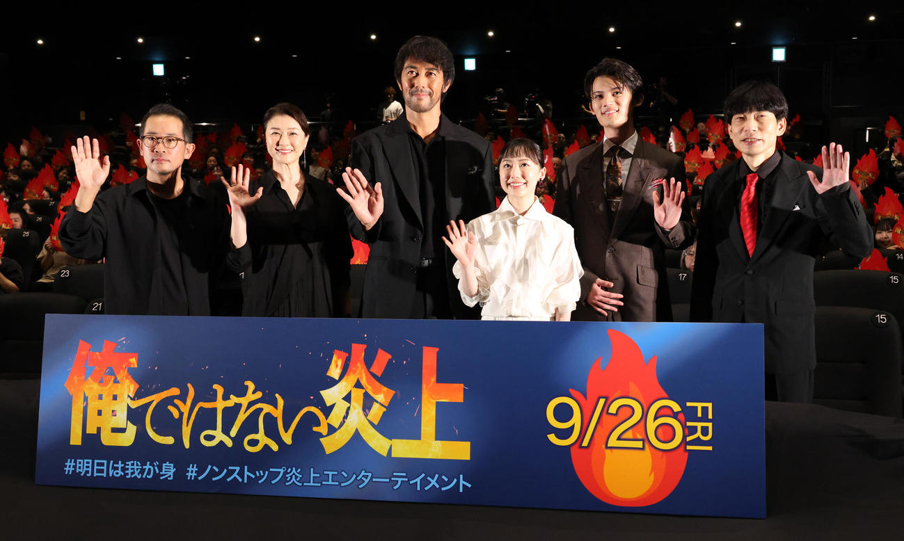 映画「俺ではない炎上」完成披露試写会を行った、左から山田篤宏監督、夏川結衣、阿部寛、芦田愛菜、藤原大祐、板倉俊之（撮影・中島郁夫）