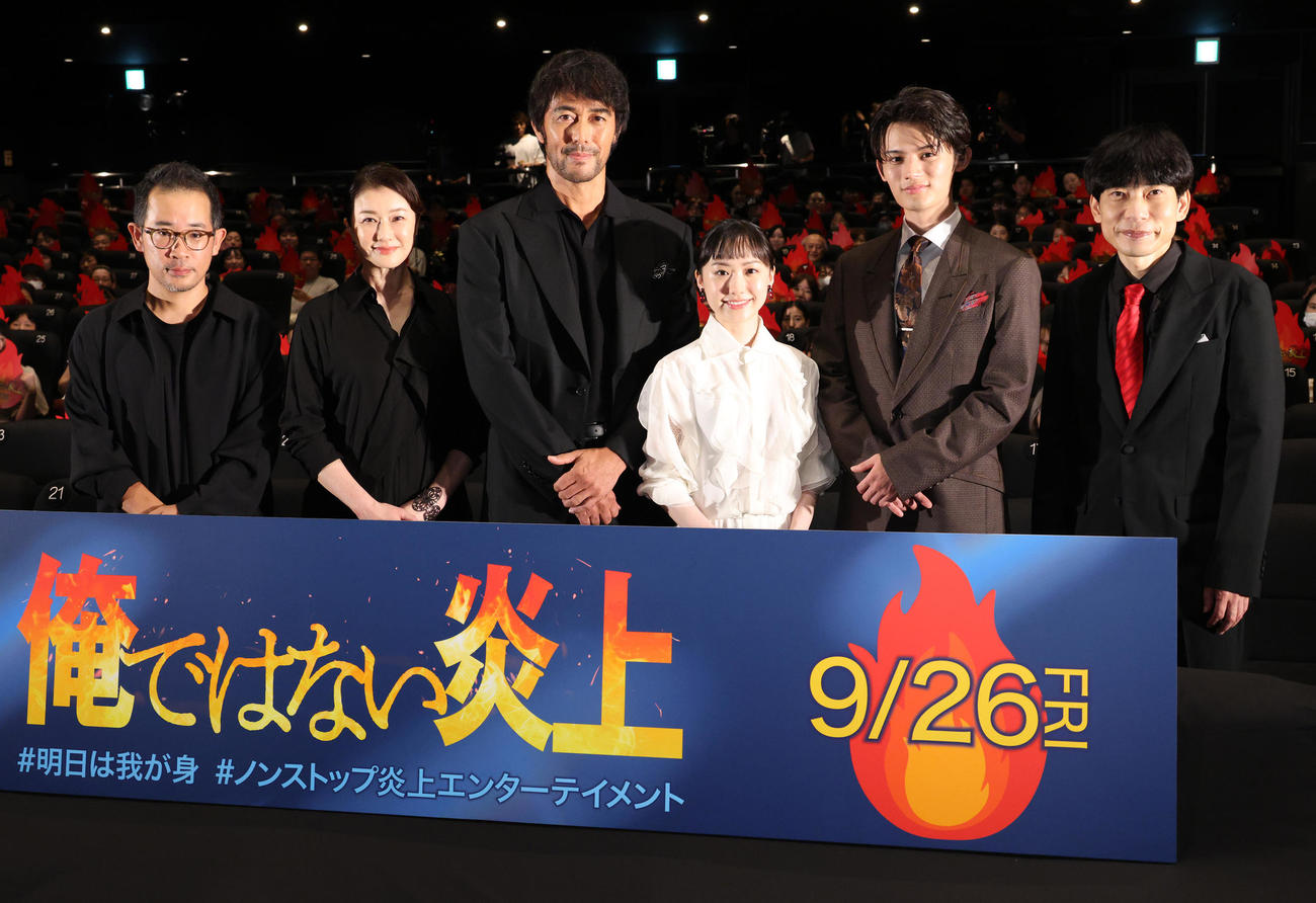 映画「俺ではない炎上」完成披露試写会を行った、左から山田篤宏監督、夏川結衣、阿部寛、芦田愛菜、藤原大祐、板倉俊之（撮影・中島郁夫）