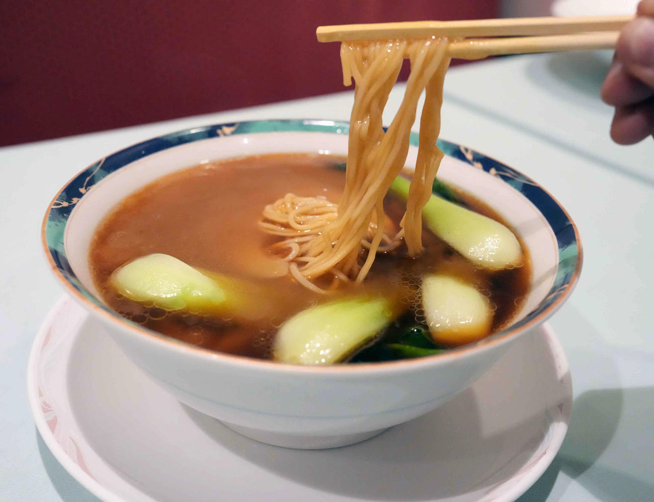 長嶋茂雄さんが現役時代に特別注文したのが縁となりメニュー化された、後楽園飯店名物「フカヒレの姿煮入り汁そば」