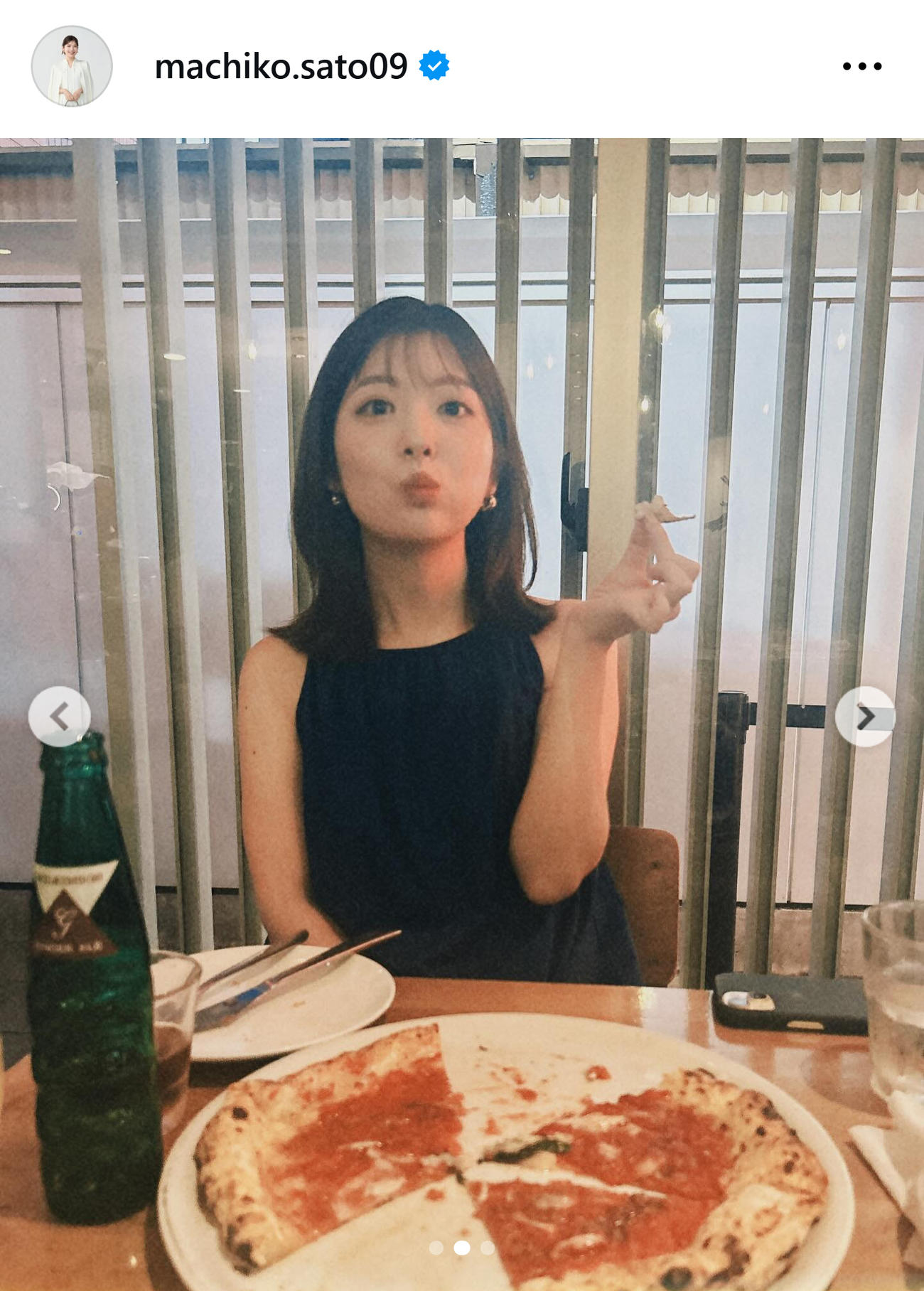 ピザを頬張る佐藤真知子アナ（日テレ佐藤真知子アナのインスタグラムから）