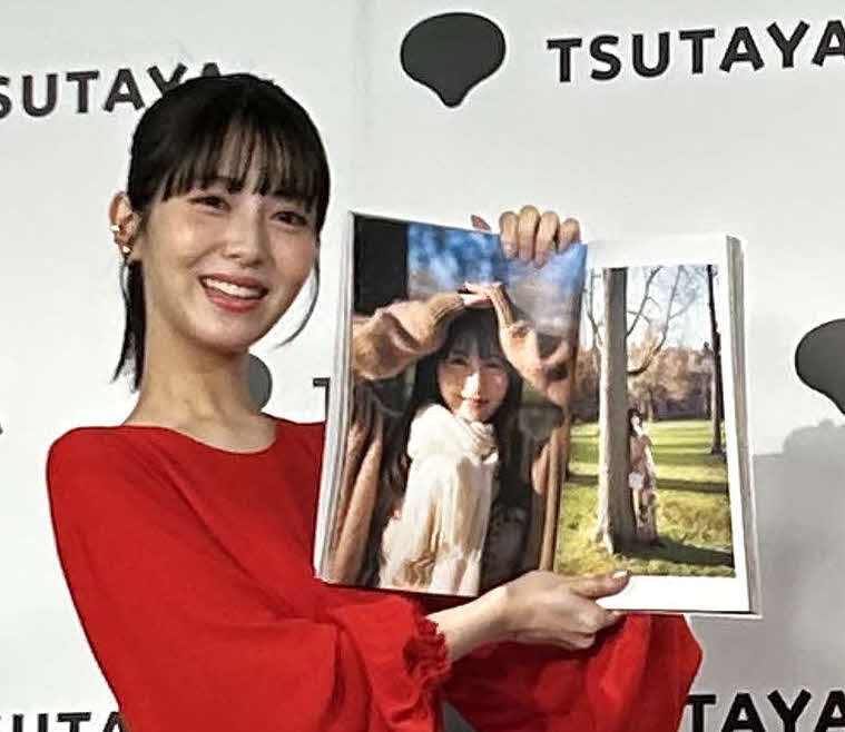 写真集「25」発売記念会見でお気に入りカットをみせる浜辺美波