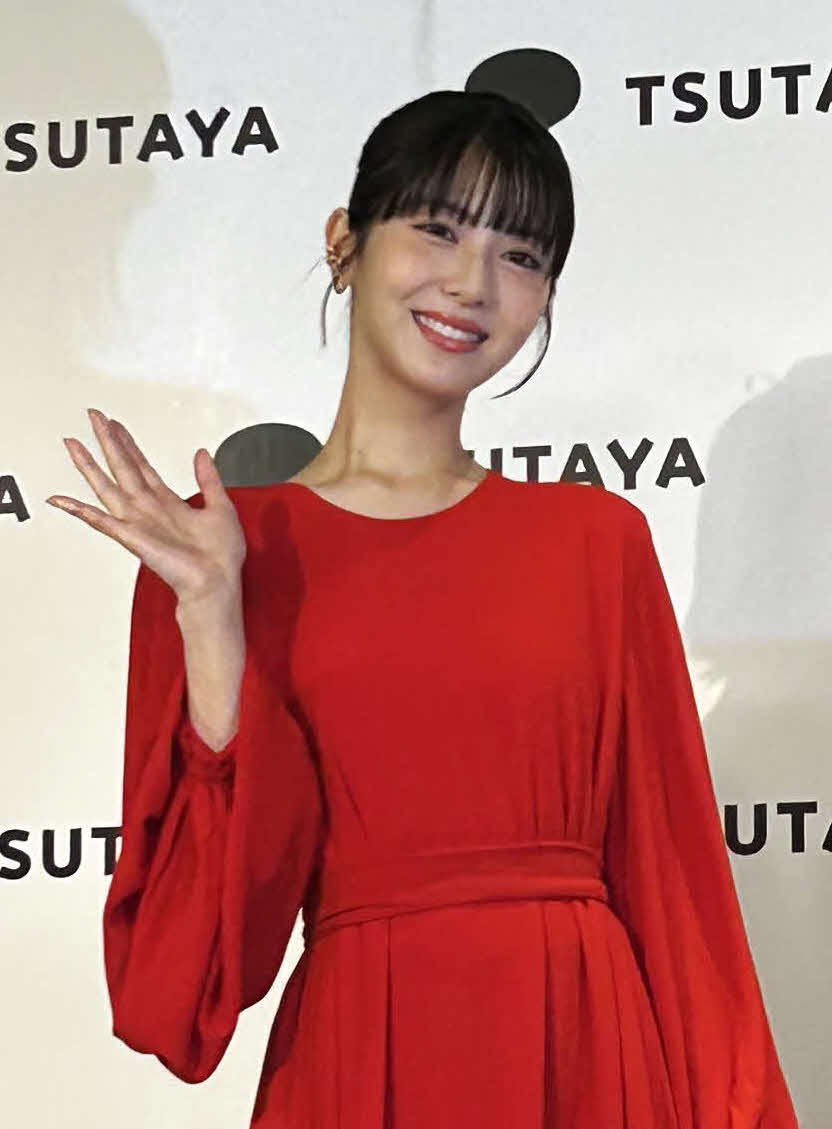 写真集「25」発売記念会見に出席した浜辺美波