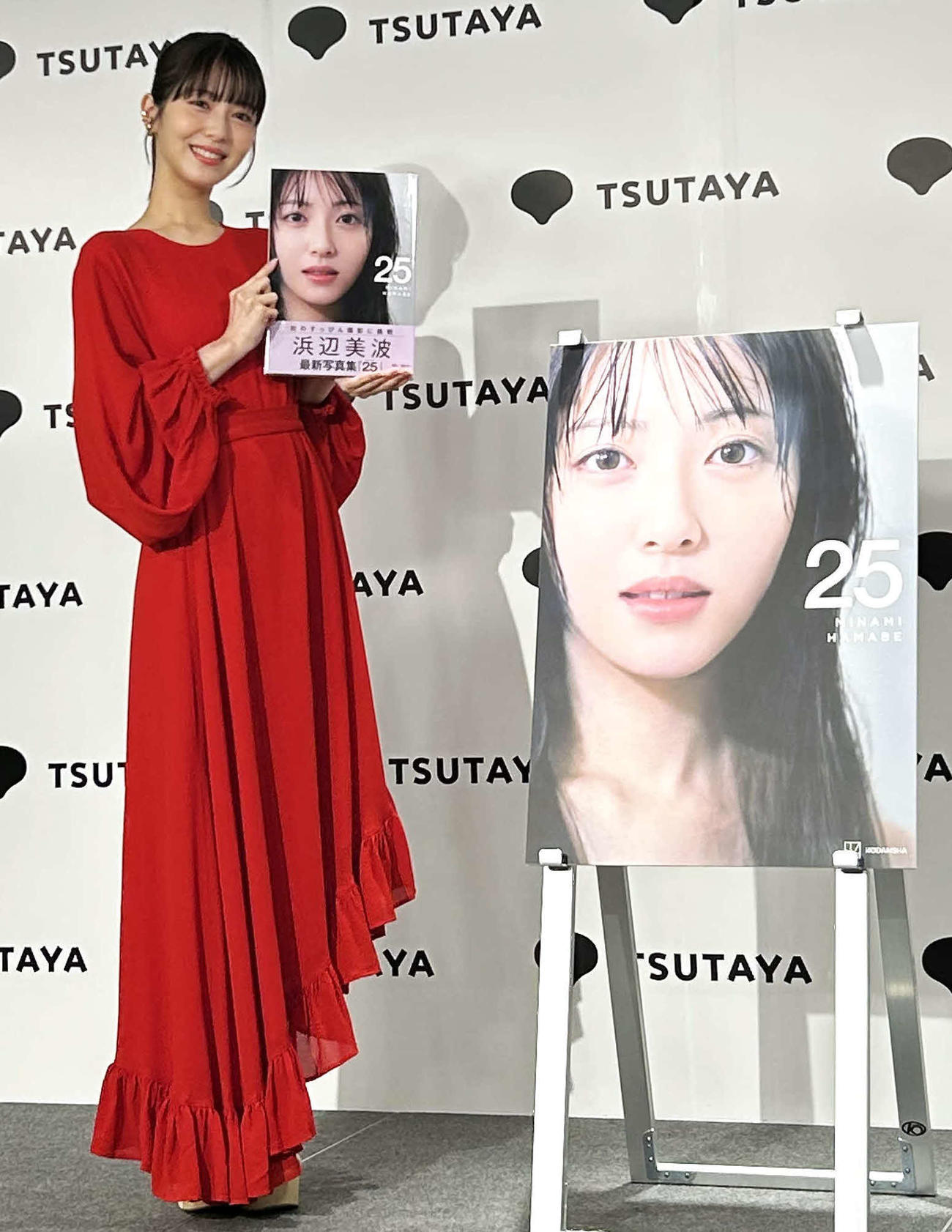 写真集「25」発売記念会見に出席した浜辺美波