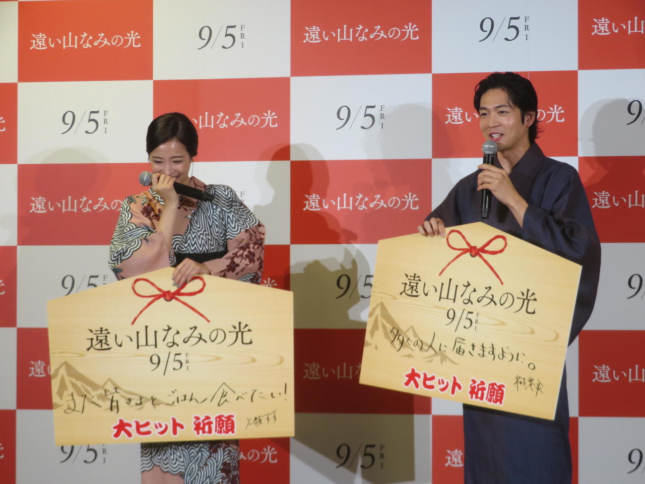映画「遠い山なみの光」公開直前大ヒット祈願イベントに出席した広瀬すず（右）と松下洸平（撮影・川田和博）
