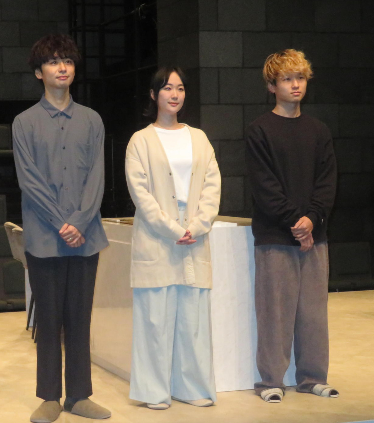 左から橋本淳、黒木華、加藤拓也氏（2022年4月撮影）