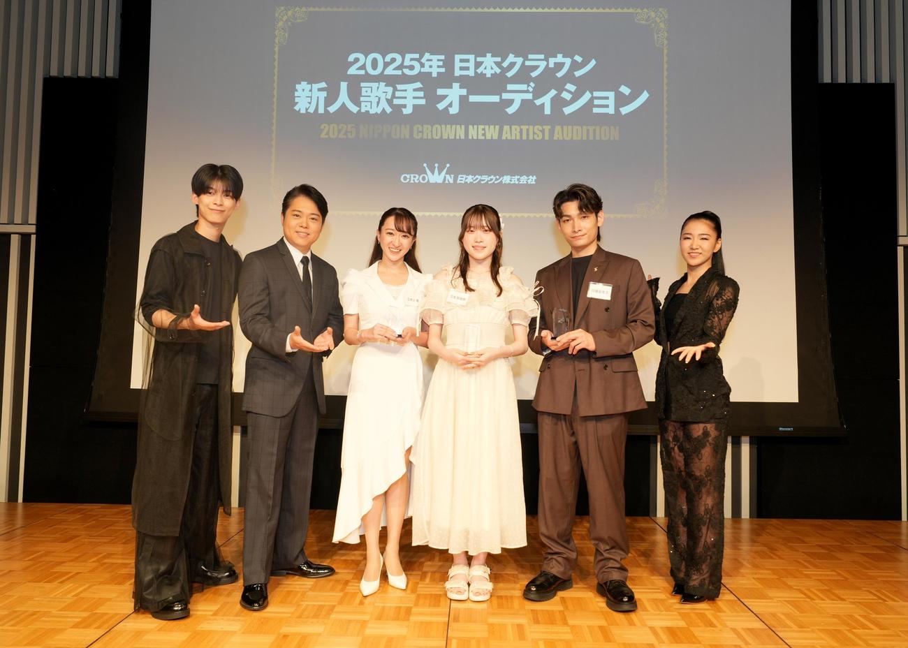 左から原田波人、三山ひろし、ニッポン放送賞の有紗瞳さん、グランプリの生田瑚桃さん、準グランプリの堀田晃平さん、田中あいみ