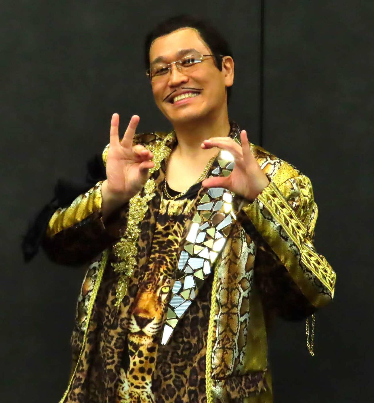 PPAPポーズを披露するピコ太郎