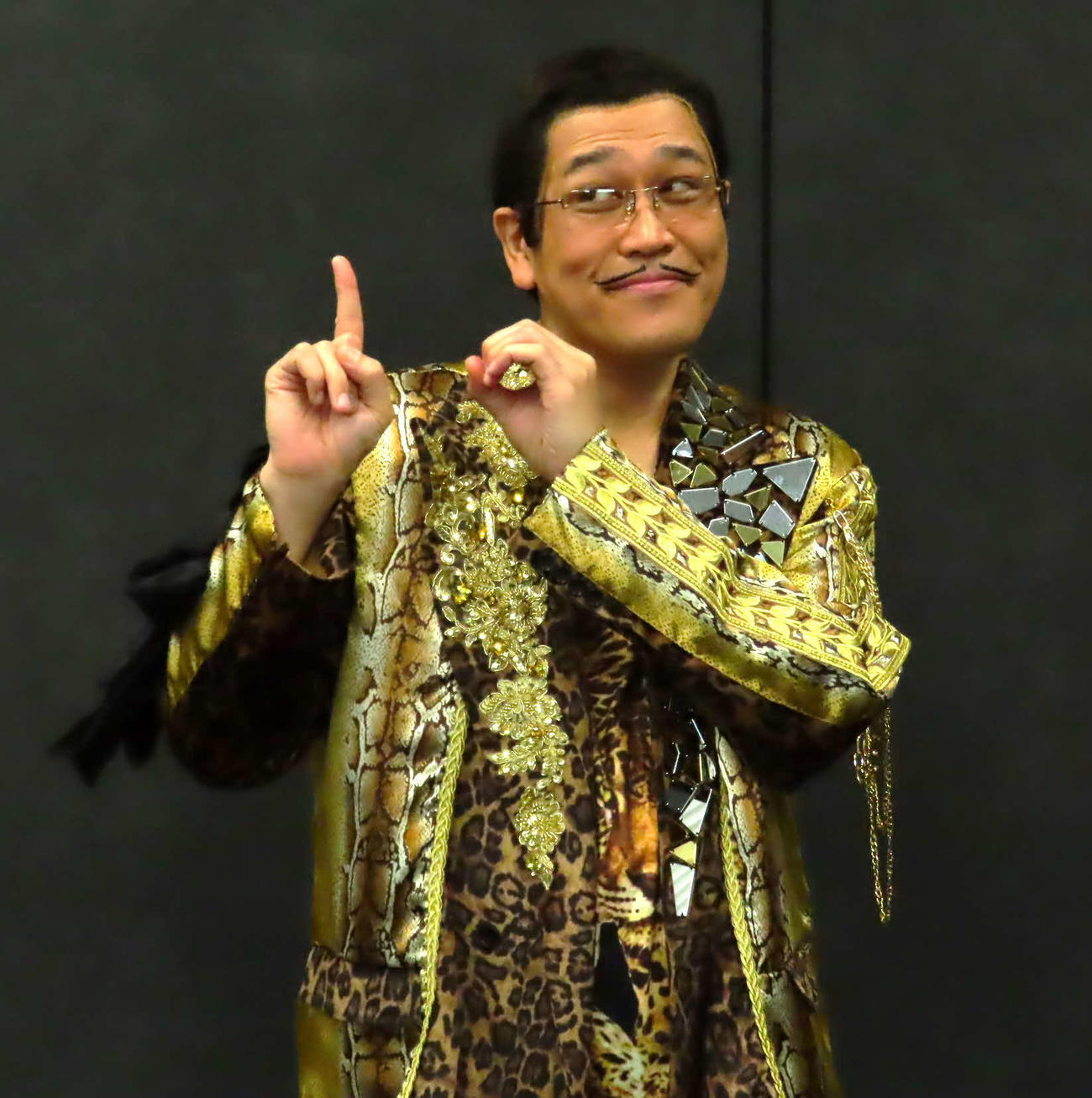 手で「10」を作るピコ太郎