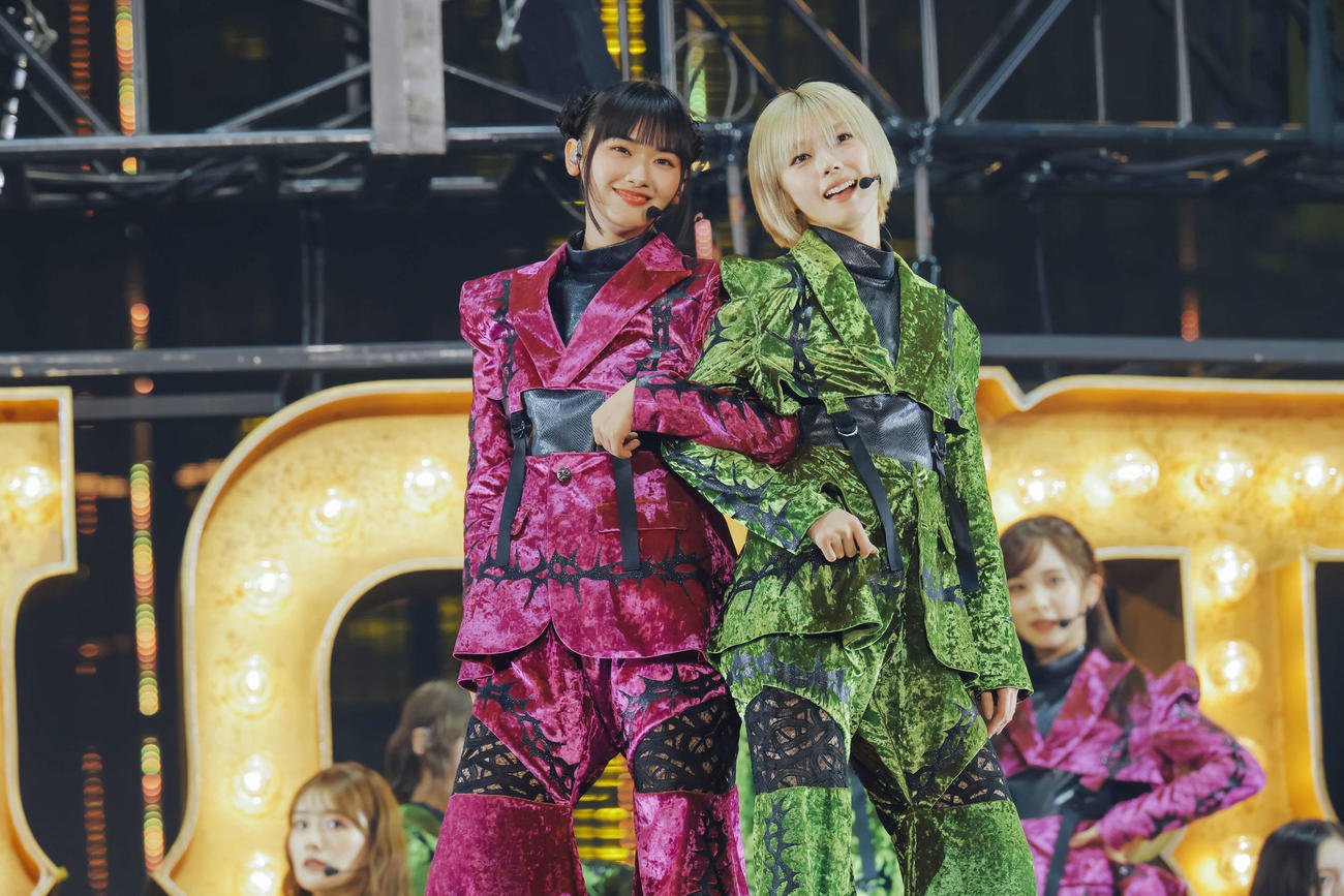 「櫻坂46 5th TOUR 2025　“Addiction”」最終日公演でパフォーマンスする山﨑天（左）と藤吉夏鈴（C）Seed　＆　Flower LLC
