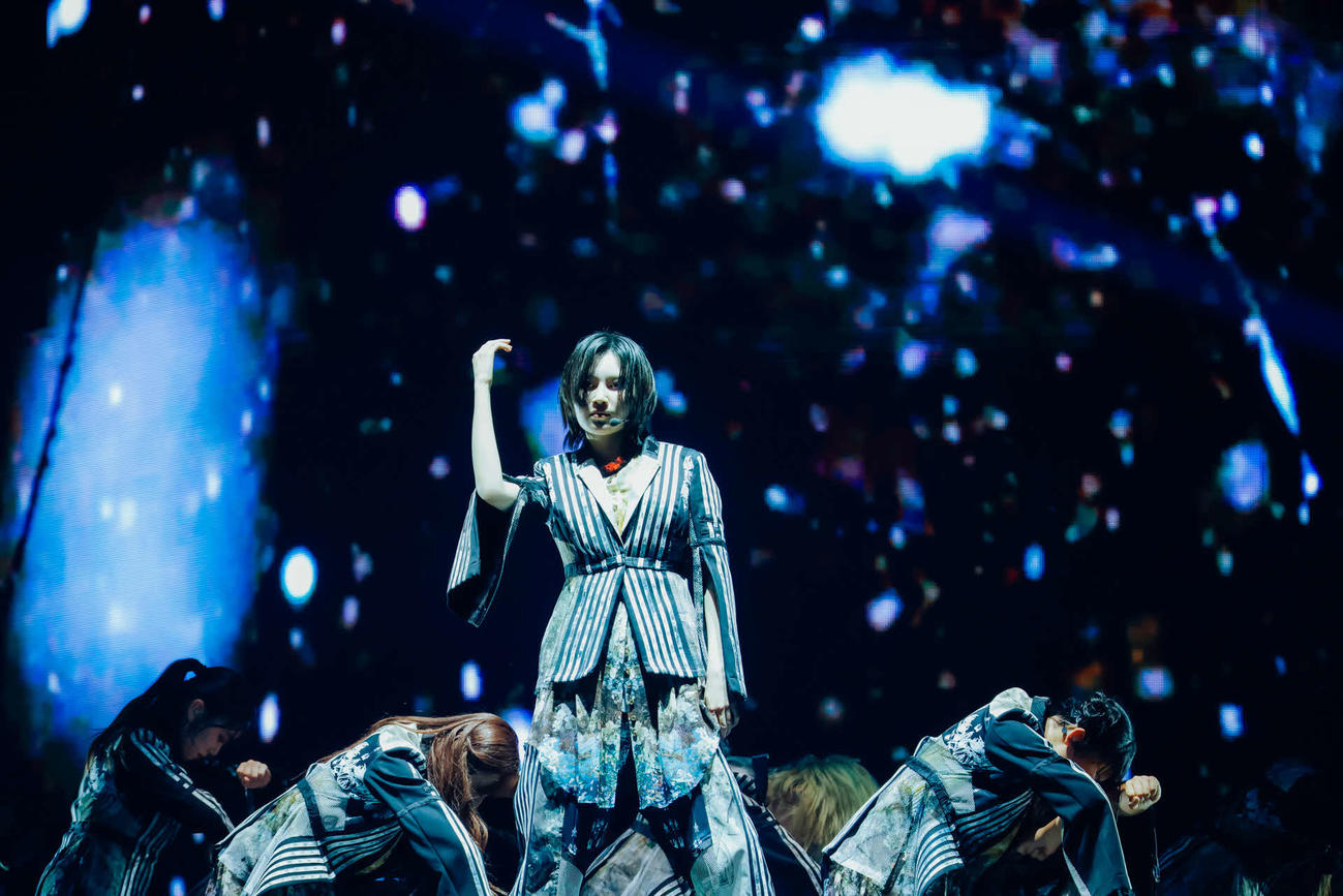 「櫻坂46 5th TOUR 2025　“Addiction”」最終日公演でパフォーマンスする櫻坂46。中央は的野美青（C）Seed　＆　Flower LLC