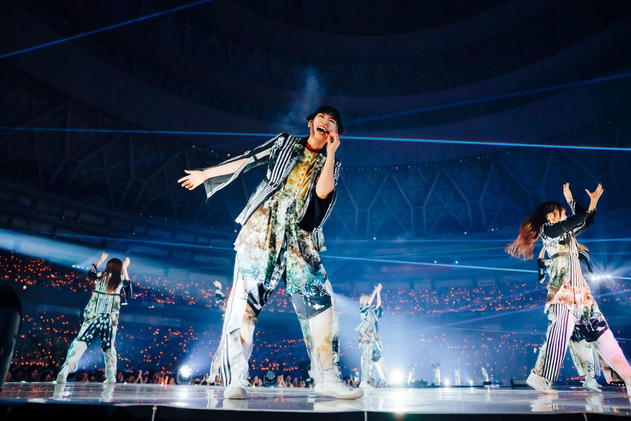 「櫻坂46 5th TOUR 2025　“Addiction”」最終日公演でパフォーマンスする櫻坂46。中央は山﨑天（C）Seed　＆　Flower LLC