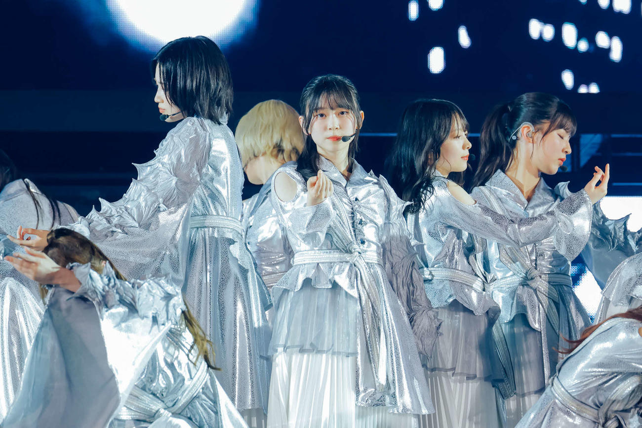 「櫻坂46 5th TOUR 2025　“Addiction”」最終日公演でパフォーマンスする櫻坂46。中央は山下瞳月（C）Seed　＆　Flower LLC
