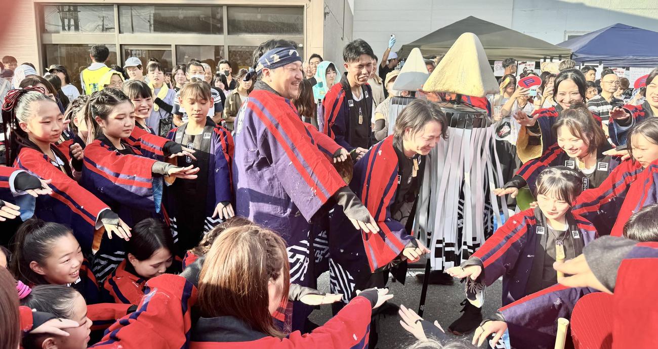 本番前に「羽州ぼろ鳶組・新庄」のメンバーたちに気合を入れる今村翔吾氏（中央の鉢巻き姿）