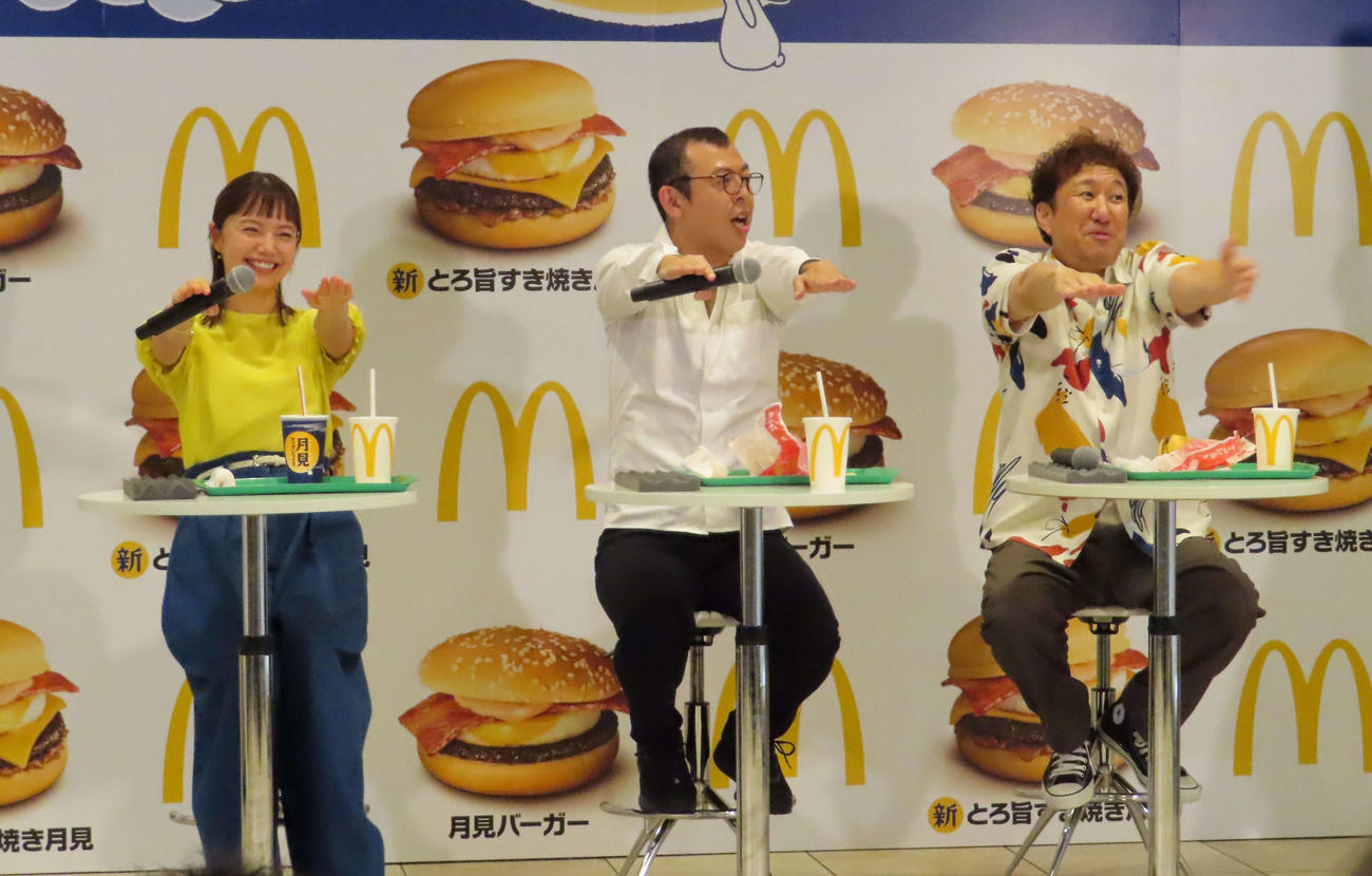 「マクドナルド2025年月見ファミリー発表イベント」で「おいしい、キョンシー」のポーズをする宮﨑あおいとジョイマン（撮影・寺本吏輝）