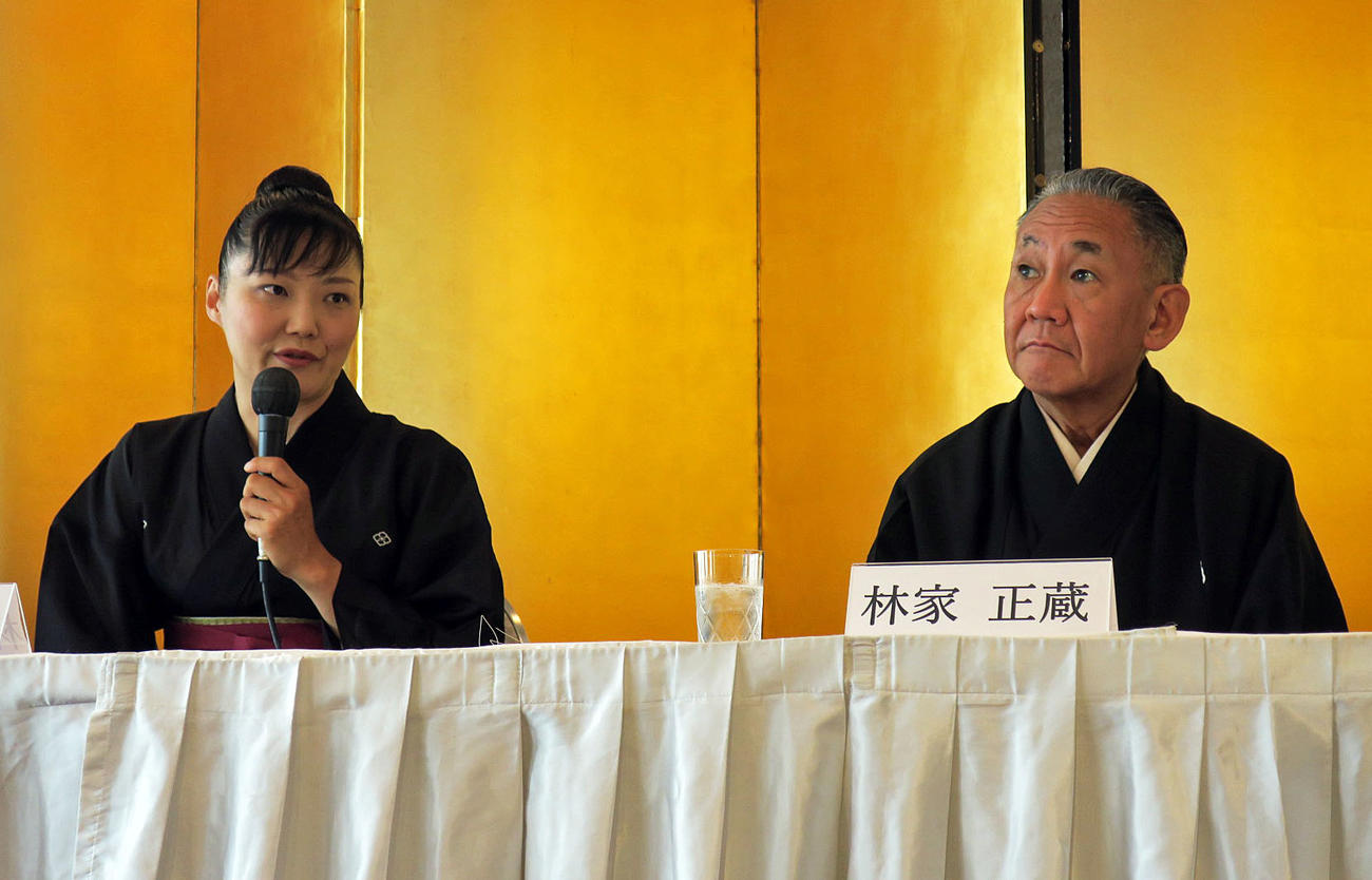 落語協会「真打昇進襲名披露会見」で、真打ち昇進の喜びを語る林家なな子（左）と師匠の林家正蔵