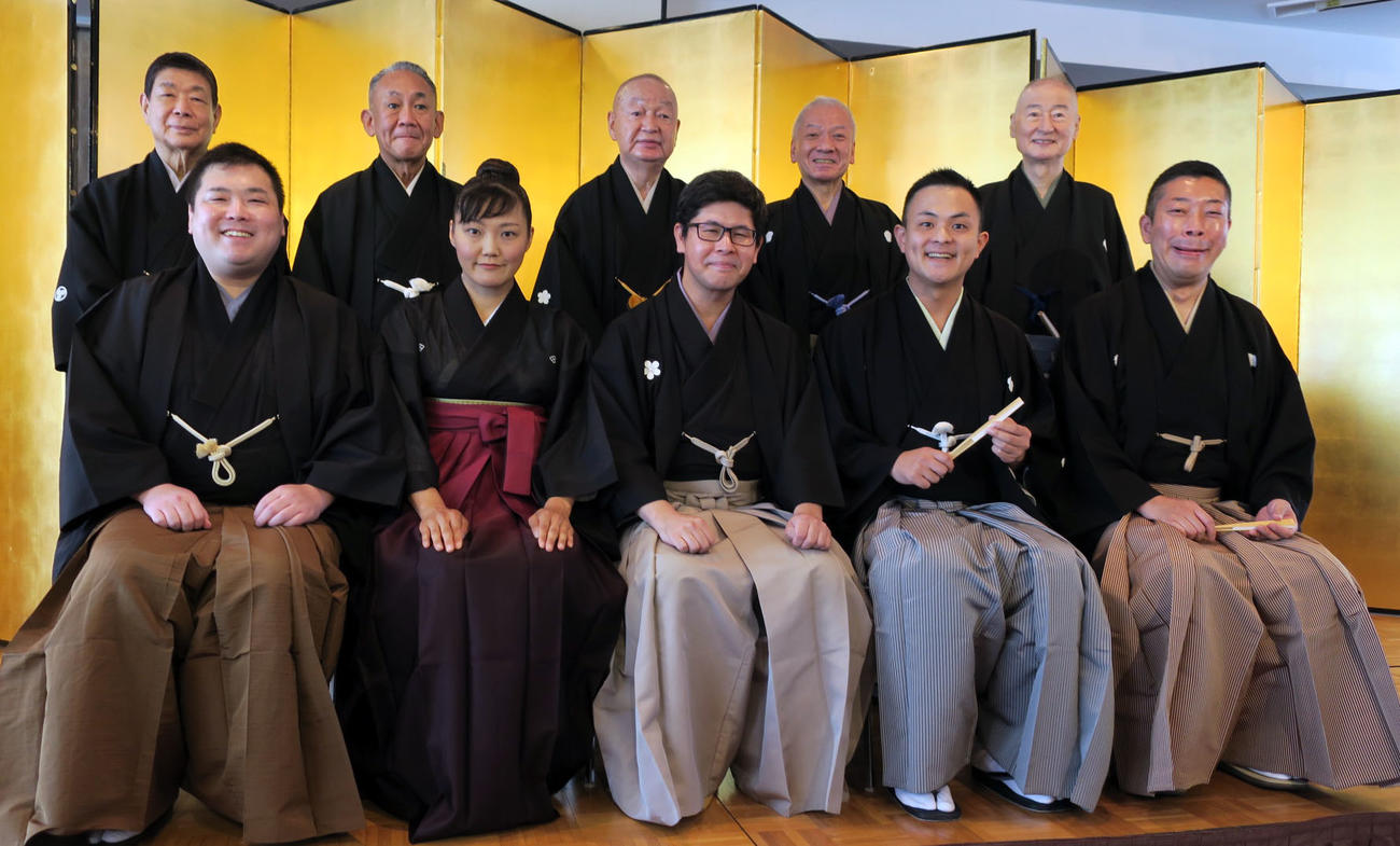落語協会「真打昇進襲名披露会見」で。左から、柳家やなぎ、林家なな子、吉原馬雀、入船亭扇白、金原亭馬好、後列左から、柳家さん喬、林家正蔵、吉原朝馬、入船亭扇遊、金原亭馬生
