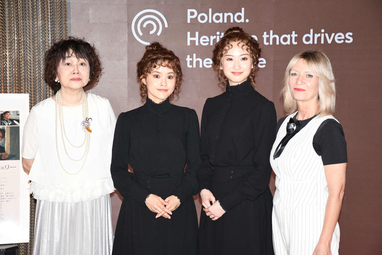 左から、鈴木裕美氏、昆夏美、星風まどか、マルタ・ジェリンスカ2025年日本国際博覧会ポーランド政府副代表（撮影・阪口孝志）