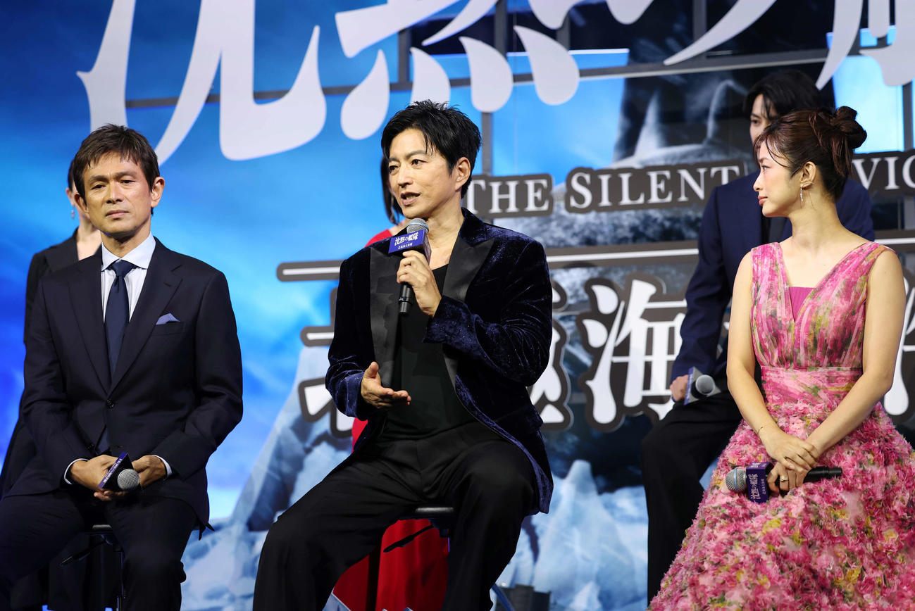 完成披露報告会に登壇した大沢たかお（中央）の話を聞く江口洋介（左）と、上戸彩（撮影・増田悦実）