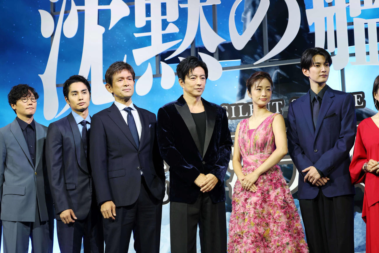 完成披露報告会に登壇した左から前原滉、中村蒼、江口洋介、大沢たかお、上戸彩、渡邊圭祐（撮影・増田悦実）