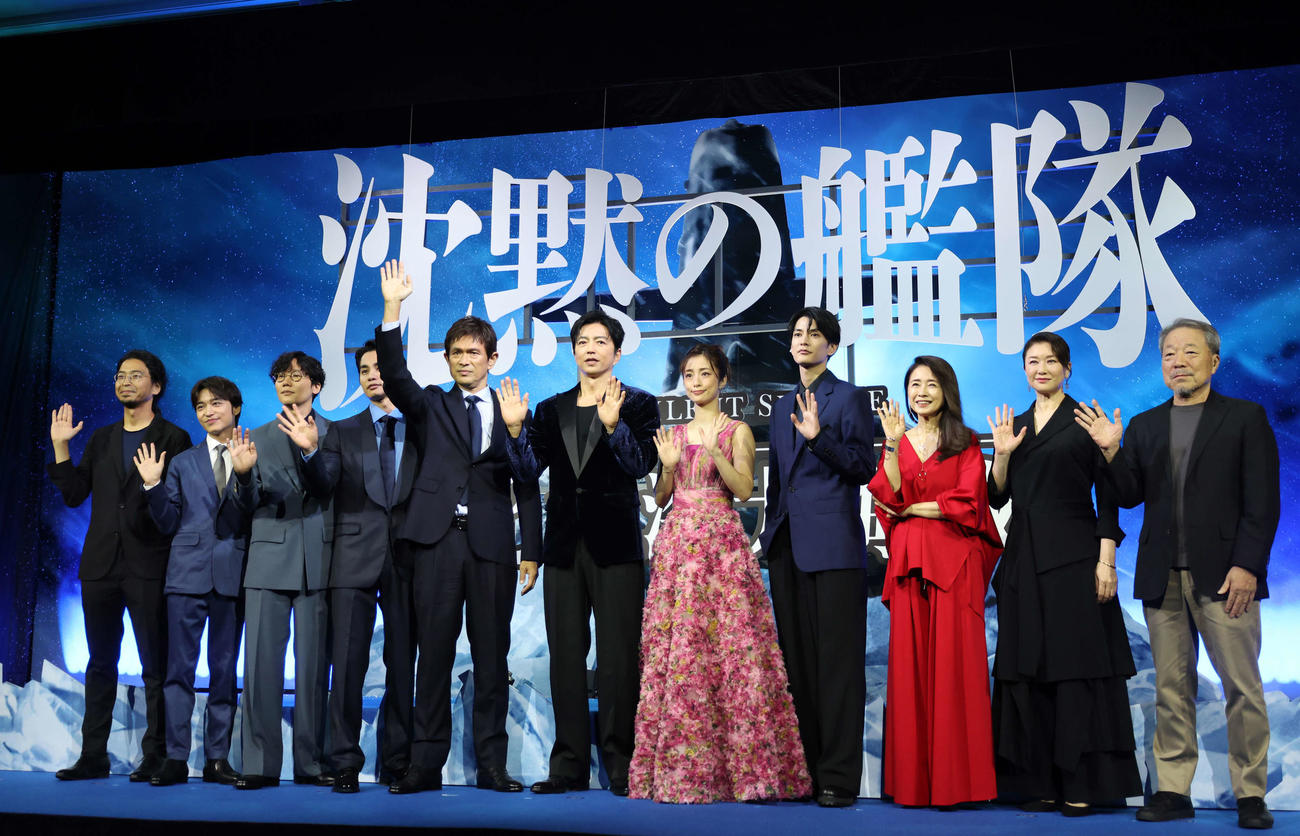 完成披露報告会に登壇した左から吉野耕平監督、松岡広大、前原滉、中村蒼、江口洋介、大沢たかお、上戸彩、渡邊圭祐、風吹ジュン、夏川結衣、かわぐちかいじ先生（撮影・増田悦実）