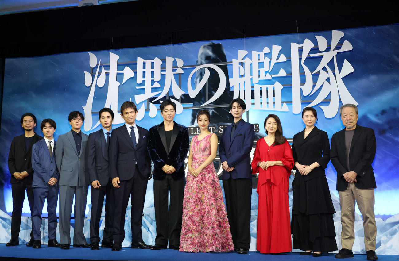 完成披露報告会に登壇した左から吉野耕平監督、松岡広大、前原滉、中村蒼、江口洋介、大沢たかお、上戸彩、渡邊圭祐、風吹ジュン、夏川結衣、かわぐちかいじ先生（撮影・増田悦実）