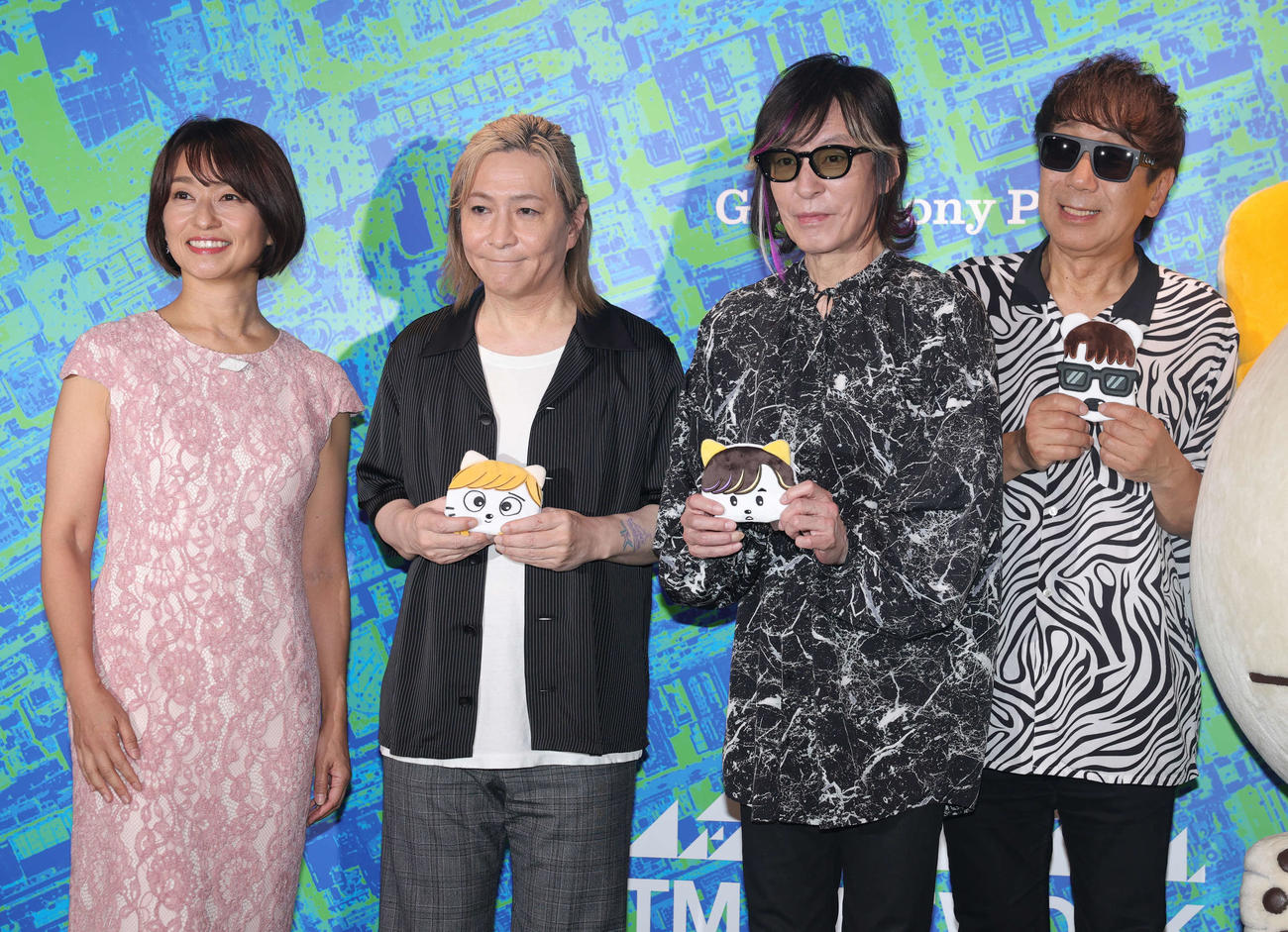 「TM NETWORK 2025 IP」の会見に登場した、左からMCの住吉美紀アナウンサー、小室哲哉、宇都宮隆、木根尚登（撮影・野上伸悟）