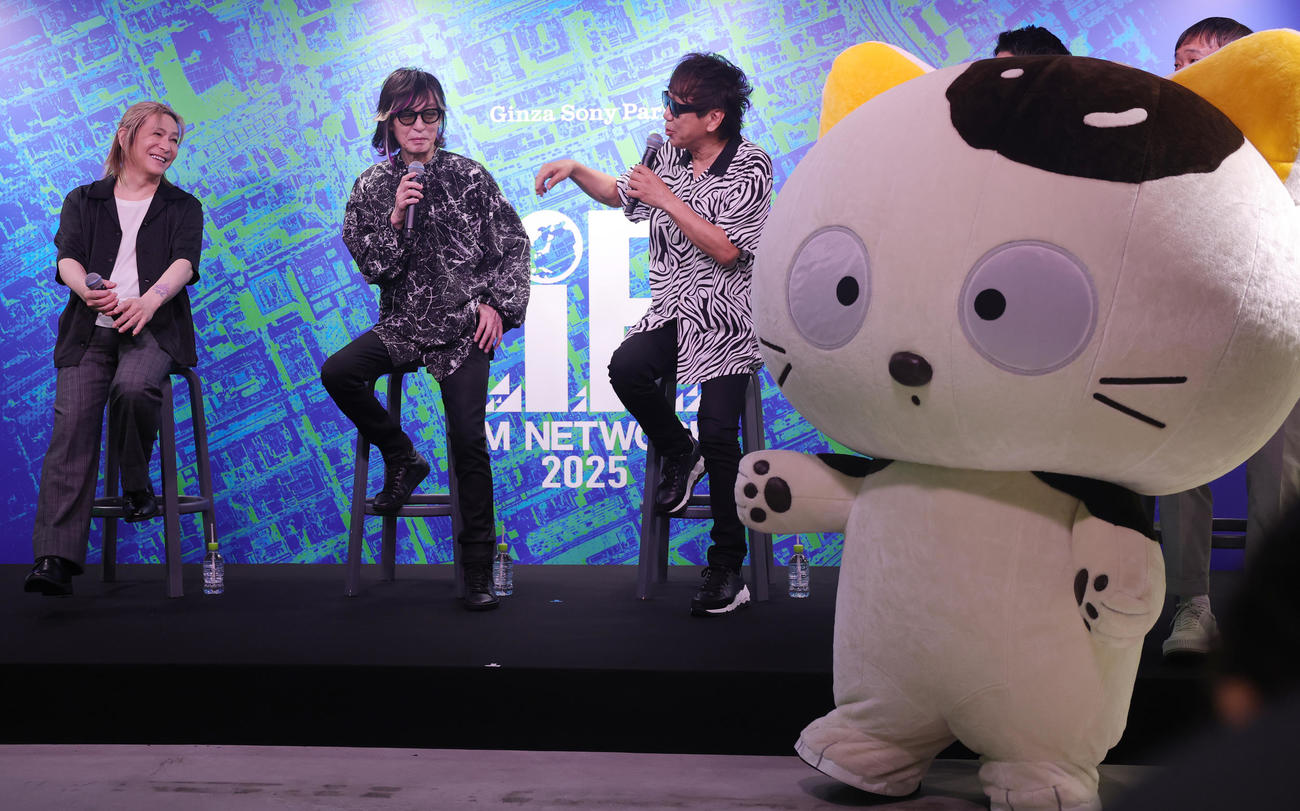 「TM NETWORK 2025 IP」の会見に登場した、左から小室哲哉、宇都宮隆、木根尚登、タマちゃん（撮影・野上伸悟）
