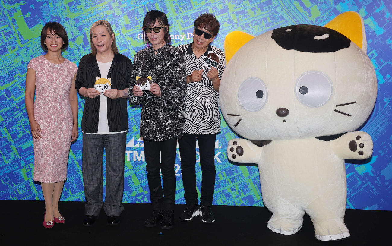 「TM NETWORK 2025 IP」の会見に登場した、左からMCの住吉美紀アナウンサー、小室哲哉、宇都宮隆、木根尚登、タマちゃん（撮影・野上伸悟）