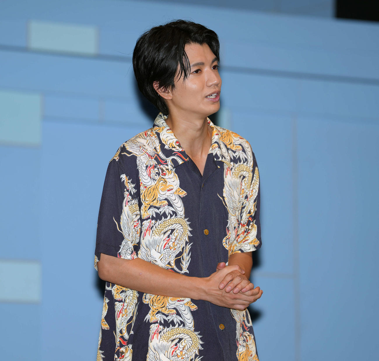 舞台「ある日、ある時、ない男。」初日前会見であいさつをする髙地優吾（撮影・小島史椰）