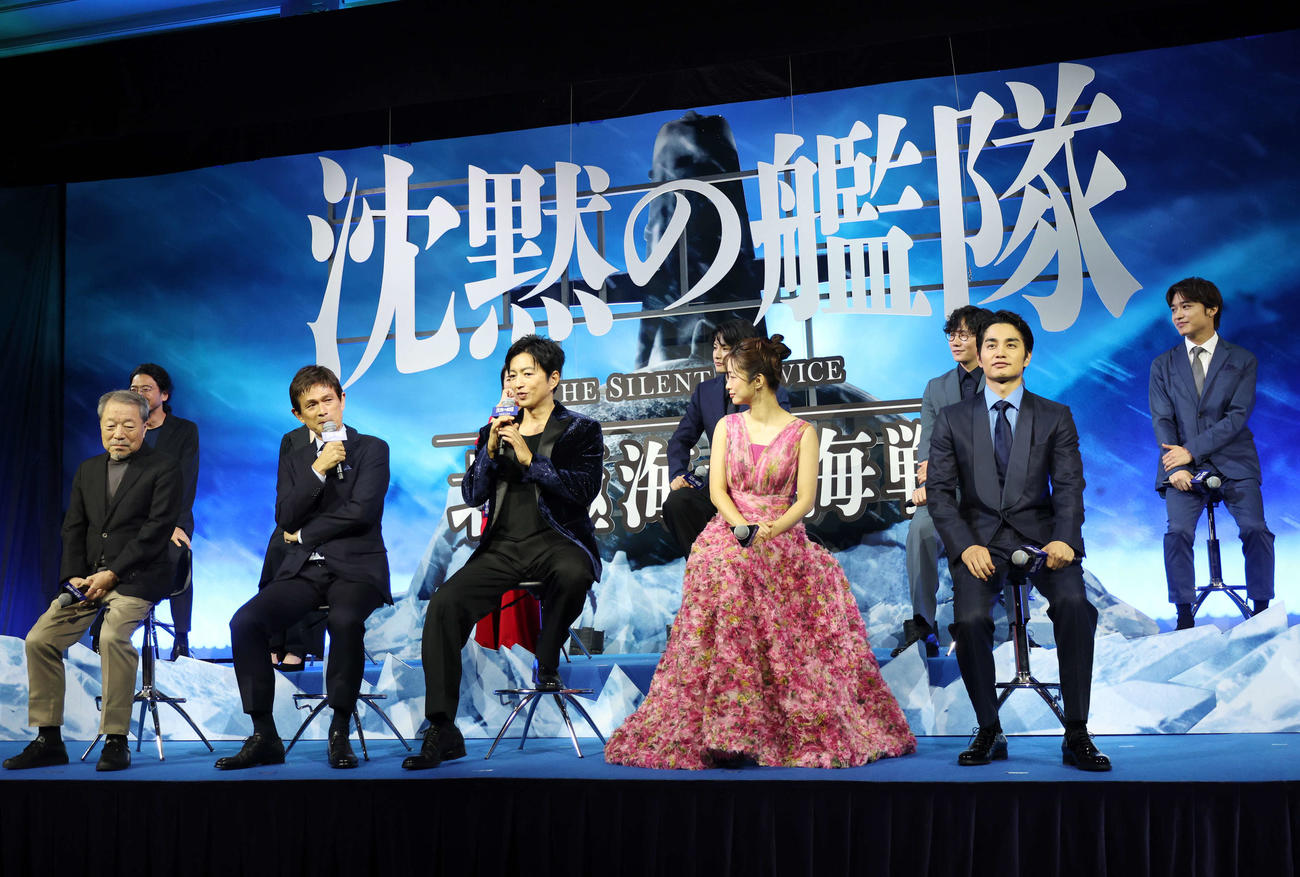 完成披露報告会に登壇した下段左からかわぐちかいじ先生、江口洋介、大沢たかお、上戸彩、中村蒼、上段左から吉野耕平監督、夏川結衣、風吹ジュン、渡邊圭祐、前原滉、松岡広大（撮影・増田悦実）