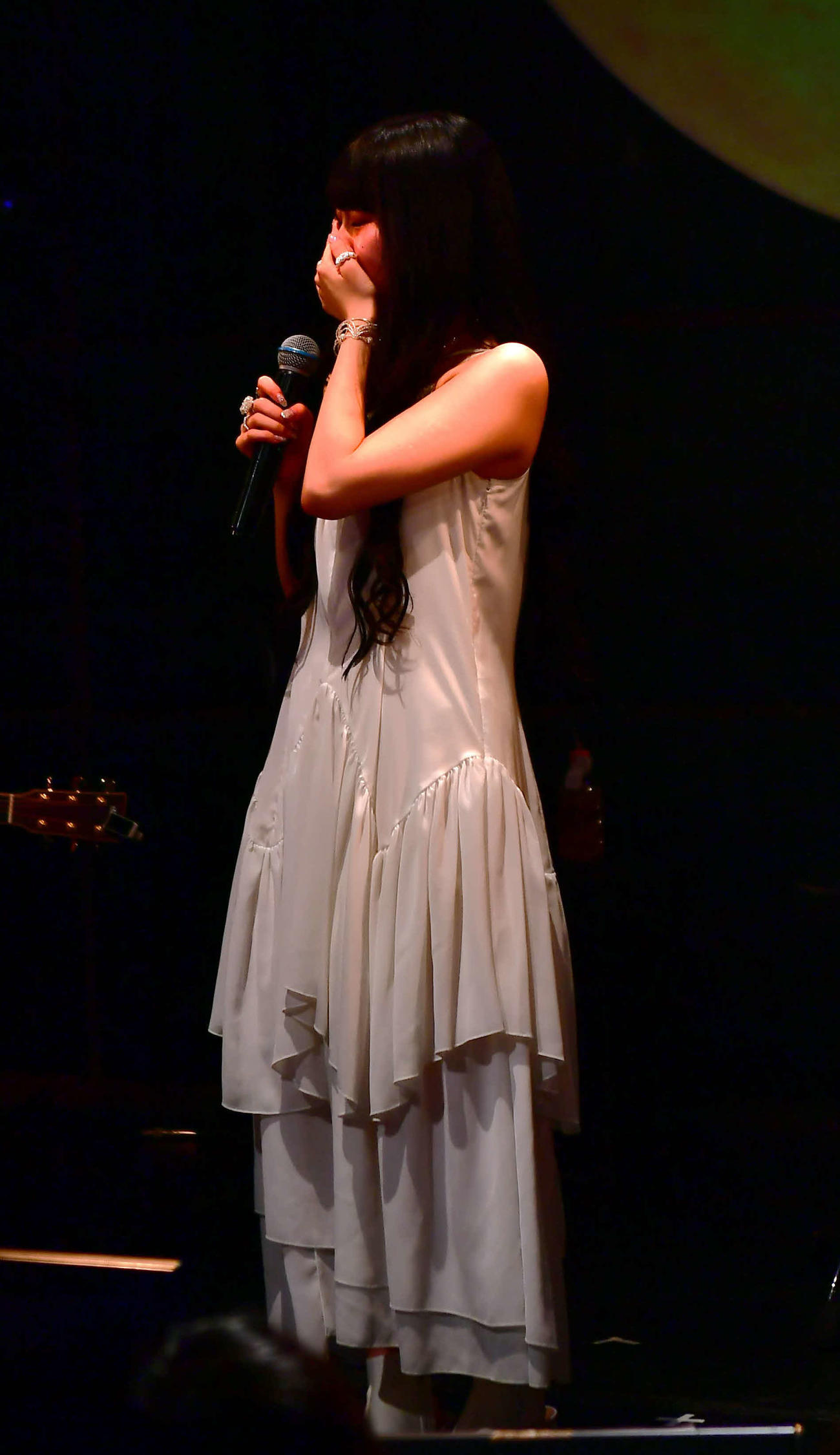「花耶　Acoustic Live 2025」の冒頭で涙をみせる花耶（撮影・松尾幸之介）