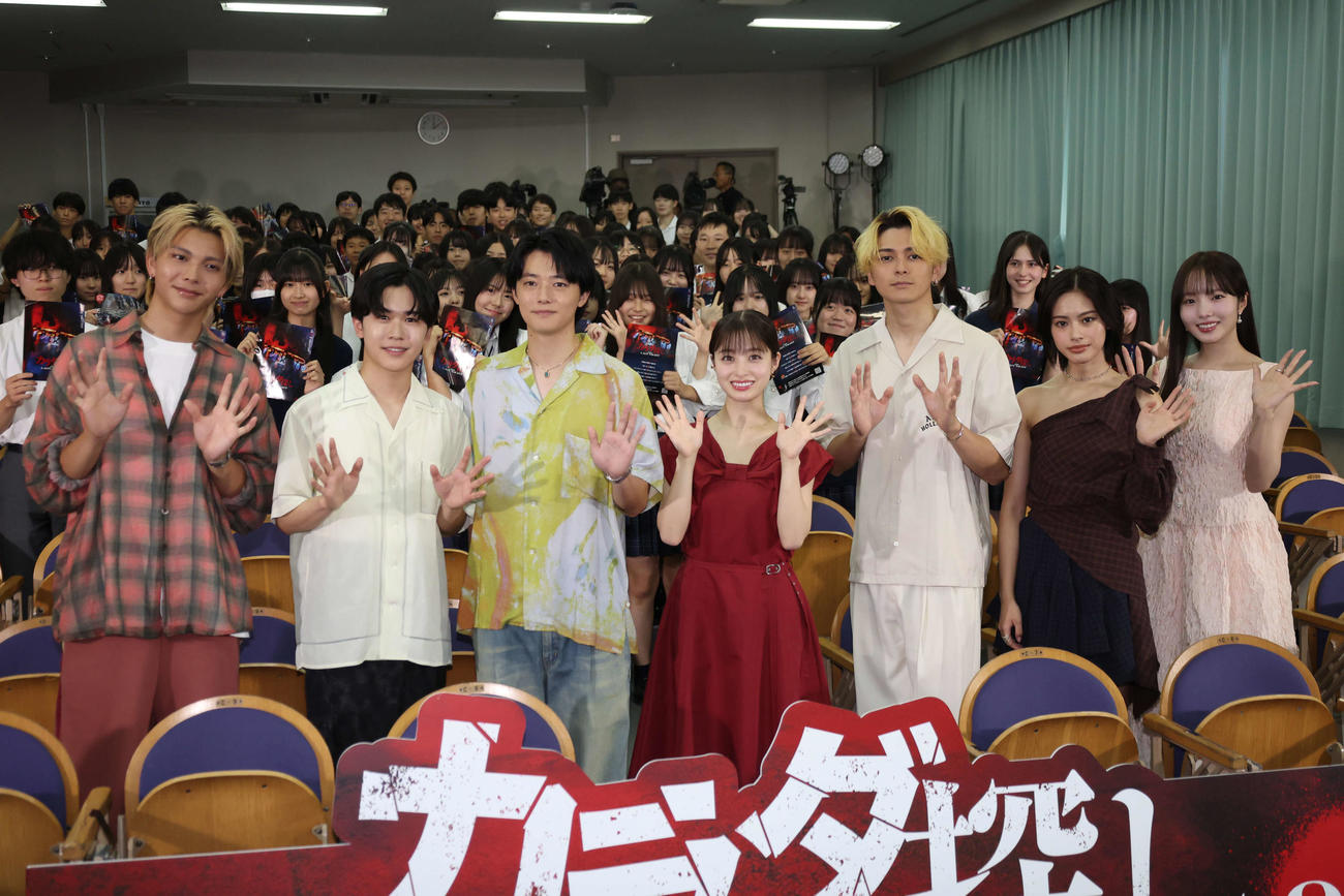 学校プレミアにサプライズ登場した左から吉田剛明、鈴木福、櫻井海音、橋本環奈、眞栄田郷敦、安斉星来、本田真凜（撮影・増田悦実）